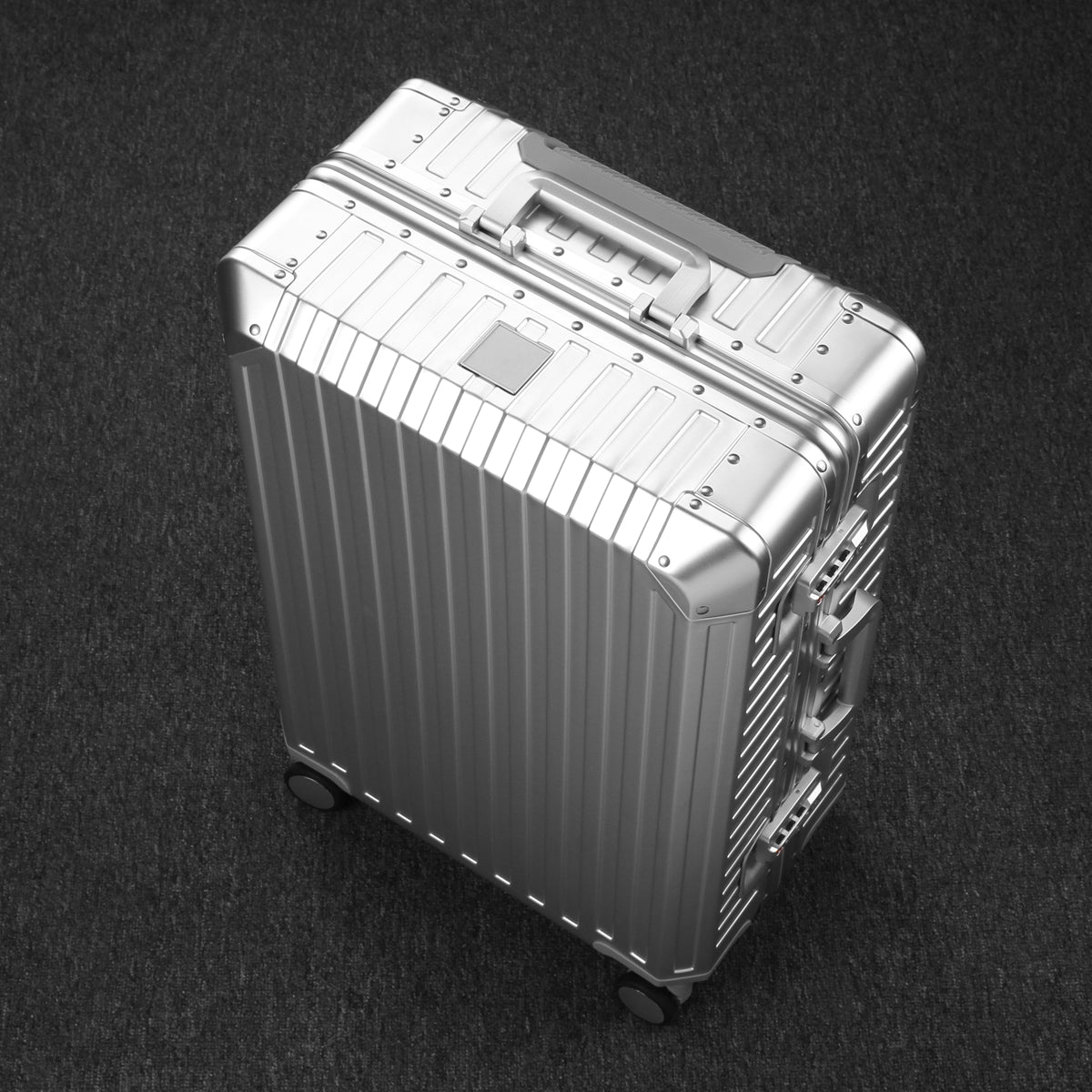ALUMINUM LARGE SUITCASE SILVER