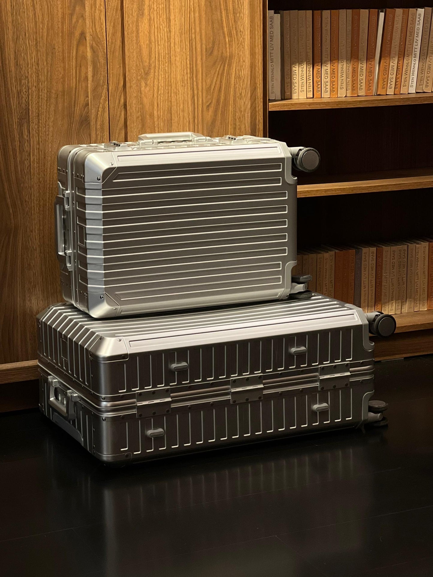 ALUMINUM LARGE SUITCASE SILVER