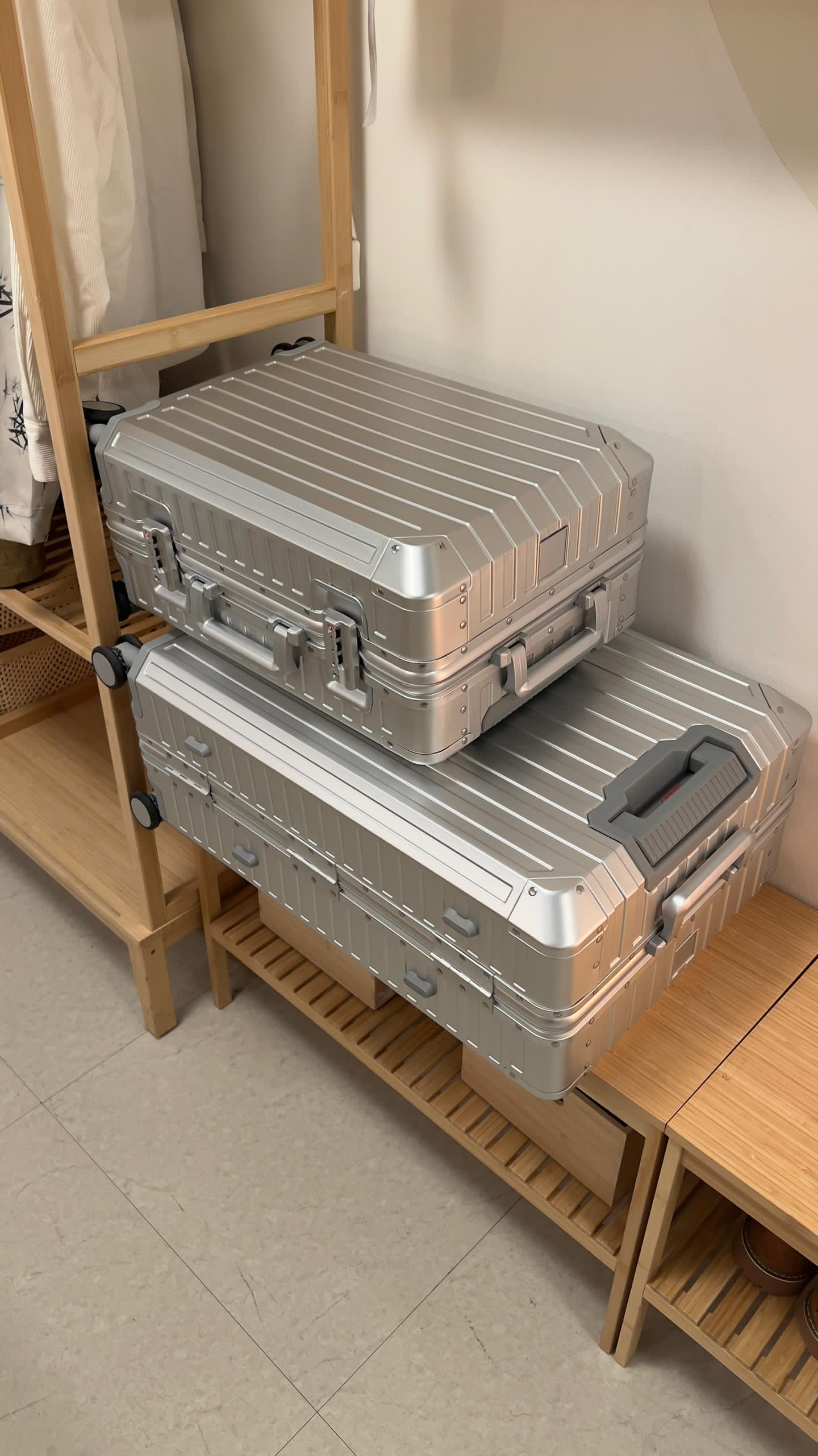 ALUMINUM LARGE SUITCASE SILVER