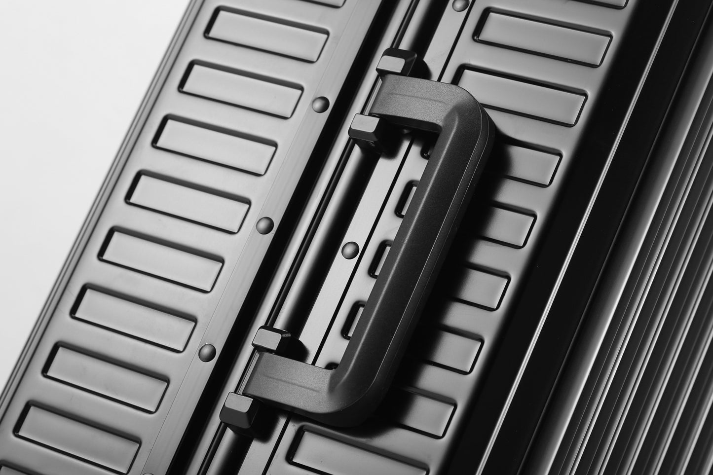 MALETA DE ALUMINIO TREVA NEGRA PARA MANO