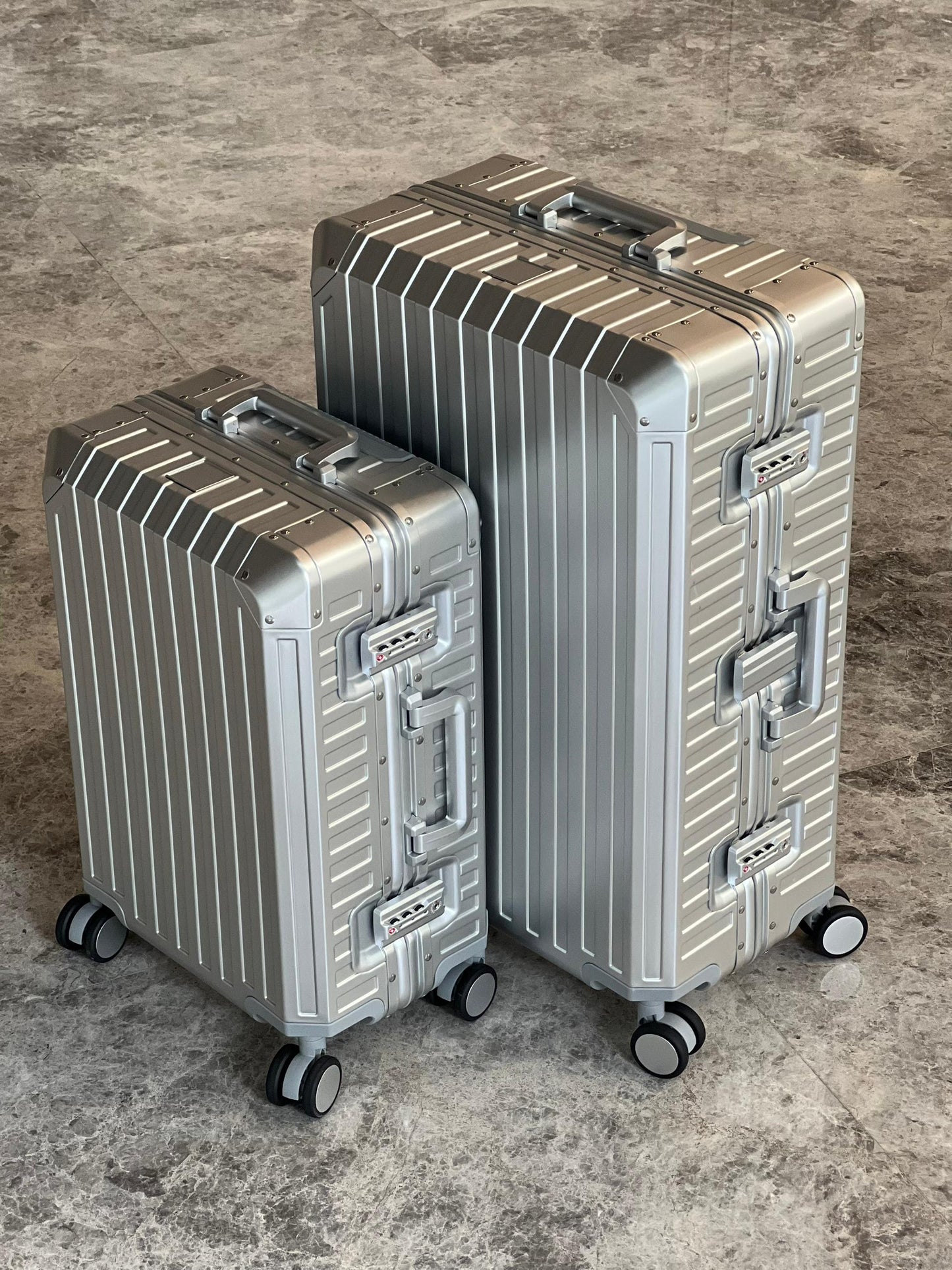 ALUMINUM LARGE SUITCASE SILVER